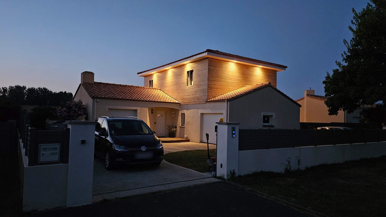 Façade éclairée de nuit par des spots en sous-face