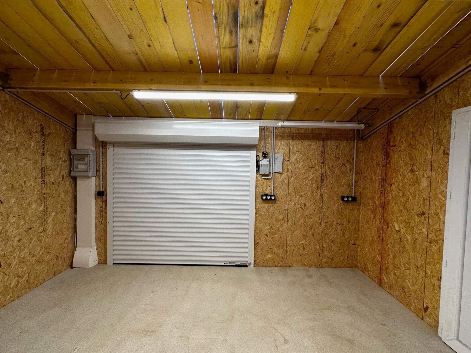 Garage équipé : éclairage, prises, tableau et porte enroulable